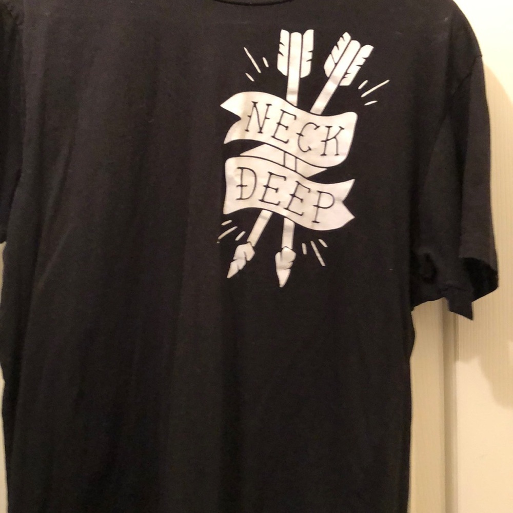 Neck deep tee